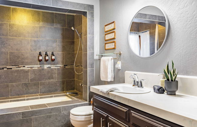 Mins to the Lake, Arcade/playroom, Panoramic Deck Views Nadelhorn by Avantstay - Foto 19