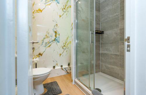 Stylish 3 Bedroom Sea View Apartment -Free Parking- Sleeps 9 - Photo 42