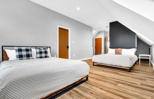 Maine Pondfront Home Sleeps 22 - Pool & Hot Tub - Photo 29