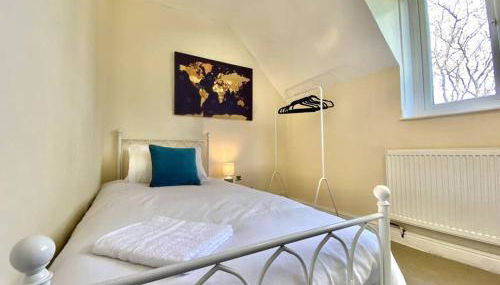 EasyRest - Spacious Detached House - 10 Beds - 5 Bedrooms - 4 Bathrooms - Secure Parking 5 Vehicles - Excellent Road Links - Perfect for Contractors & Large Groups - Foto 3