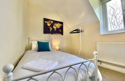 EasyRest - Spacious Detached House - 10 Beds - 5 Bedrooms - 4 Bathrooms - Secure Parking 5 Vehicles - Excellent Road Links - Perfect for Contractors & Large Groups - Foto 3