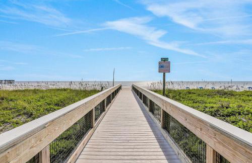 Newly-built 2-story home near the ocean with patio, washer/dryer, streaming - Photo 35