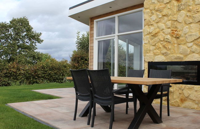 Cozy Garden Home w/ Fireplace - Photo 23