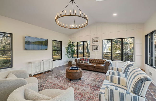 Elegant Spring Stay on Peaceful Retreat - Photo 29