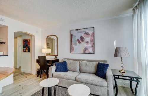 Cute 1 bedroom unit located in Condo Hotel in the heart of Coconut Grove Free Parking - Foto 4