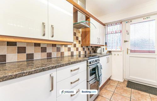 Wigan Work-Ready 3BR House Sleeps 6 Guests - Photo 6