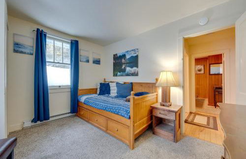 Explore the Poconos! Cozy Creekside Cabin with Patio - Foto 20