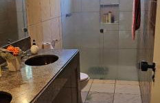 Apto espaçoso, portaria com segurança 24 horas, 2 vagas de estacionamento coberto, piscina adulto e infantil, 2 quadras da praia, próximo ao Crocobeach e Chico do Caranguejo, UPA, supermercado e shopping Rio Mar - Foto 3