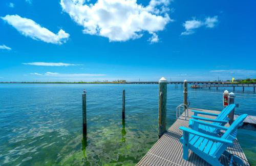 Waterfront Beach House with Dock & Heated Pool - Foto 29