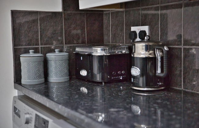 Fantastic 1BD Hideaway, 2 Minutes to the Sea - Photo 4