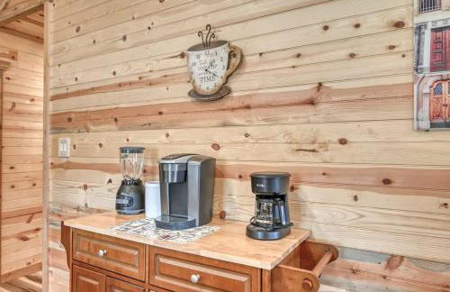 Cozy Cabin Firepit and Grill & 10 Mins to Main St - Foto 24