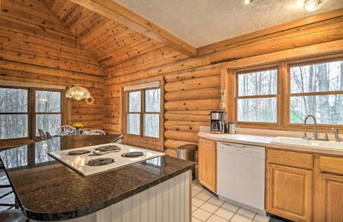 Secluded Gaylord Cabin with Deck, Fire Pit and Grill! - Foto 10