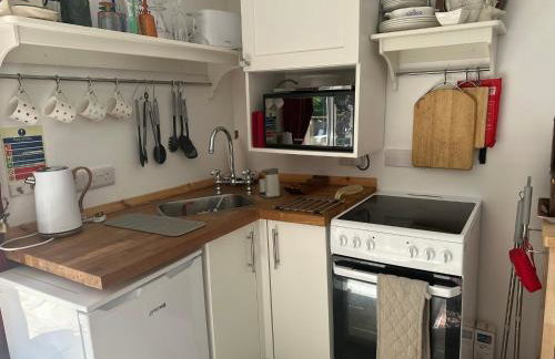 Unique Orchard Lodge for couples with hot tub - Photo 3