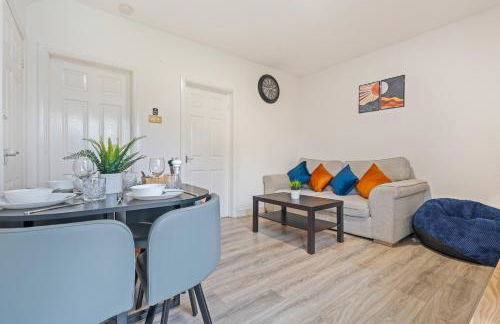 Centrally Located 4BR House By Hyped Properties Short Term Rental Agency With Free Parking Wolverhampton - Foto 34