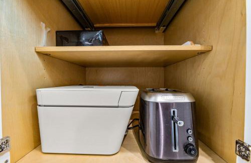 Relax And Sea NEW Luxury Canal-View Escape Gated Community Firepit and Decks - Foto 53