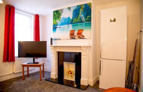 Lucky Home 15 - Near BAE, Docks, Lake District - Ideal for Trade & Family - 2 Bedrooms - One Double Bed in Each Bedroom - Max 4 Guests - Photo 14