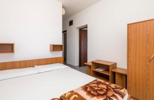 3 Bedroom Cozy Apartment In Prizna - Photo 29