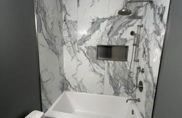 Luxe Central Suburban Retreat - Foto 25