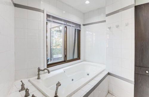 Spacious King of Prussia Home with 2 Game Rooms - Foto 21