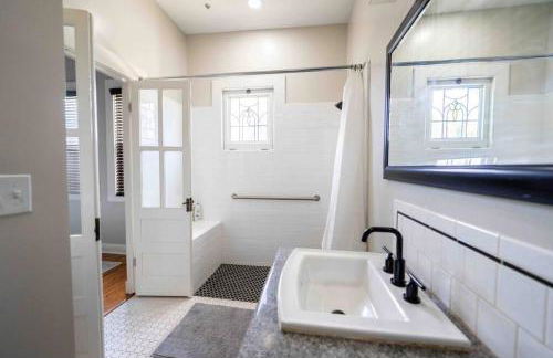 Downtown 3 bed newly renovated with amenities. - Photo 8