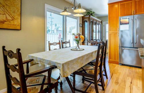 Seaside Garden Escape, A Stroll to the Beach! - Foto 3