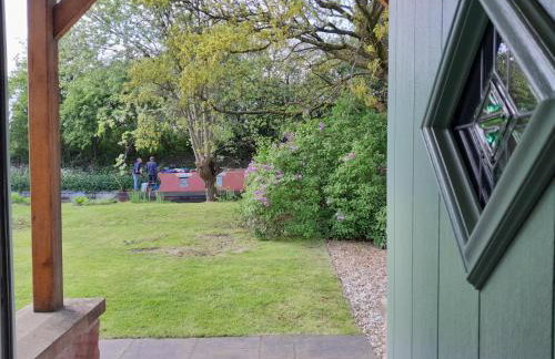 Canal-side 5-Bed Cottage - Sleeps 10 Pet Friendly - Foto 4