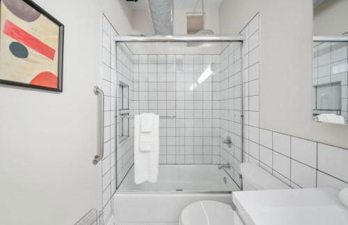 Huge Retrea w Rooftop Deck Stay At Farmers Market - Foto 28