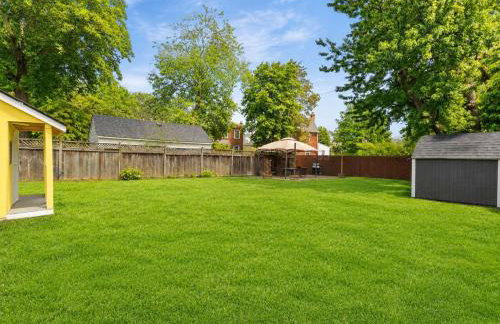 Stately 5BR Historic Retreat - CozySuites - Foto 37