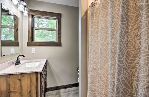 Lakefront Retreat with Dock and Game Room and Deck - Foto 27