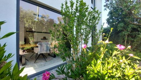 Adenauer Zwölf - Das 5 Sterne Ferienhaus mit Sauna und Garten am Eifelsteig - Foto 2, Garden, Garden view