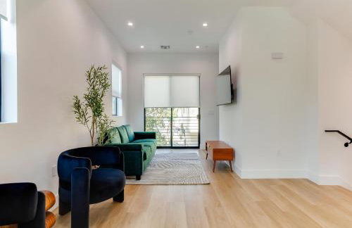 Modern Luxe Retreat Three-Bedroom #4 - Photo 6