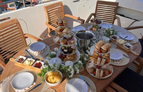 SUPERYACHT ON TOWN QUAY MARINA, SOUTHAMPTON - Very close to city centre and cruise terminals - free parking included - Foto 28