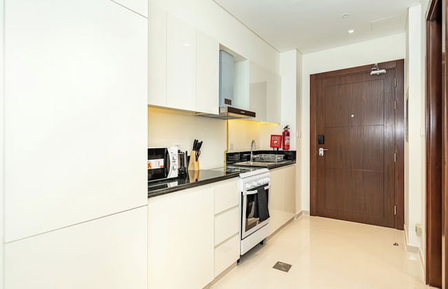 Luxury StayCation - Studio in Damac Hills with Balcony and Golf Views - Foto 9