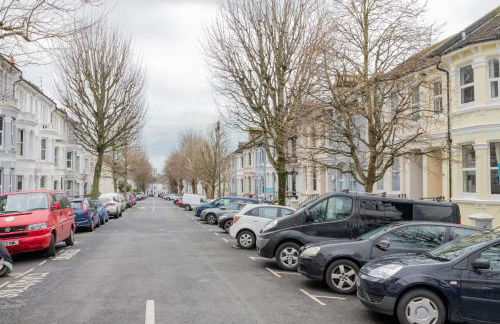 Gorgeous 2-Bed Located in Quiet Area with Nearby Stations - Foto 16