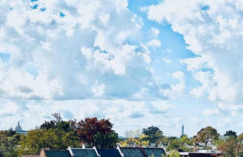 Luxe Penthouse with Private Parking & Rooftop w TV - Foto 2