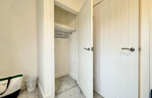 Stylish 2 Bedroom Home Near Lake with Free Parking & Garden - Photo 25