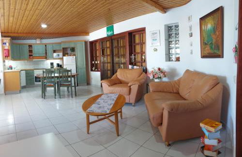 2BR Bungalow with Sunny Private Terrace - Secure Gear Storage - Foto 9