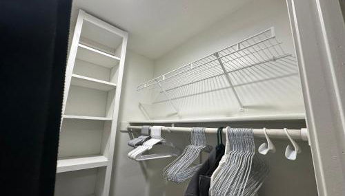 Cozy Condo Private Room, 10 Mins from AT&T Stadium, Gated, Free Parking, & In-Unit Laundry - Foto 4, wardrobe