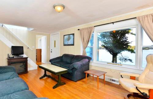 Gorgeous Waterfront Cottage with Luxurious Hot Tub for a Weekend Getaway near Cape Cod, Massachusetts - Foto 2