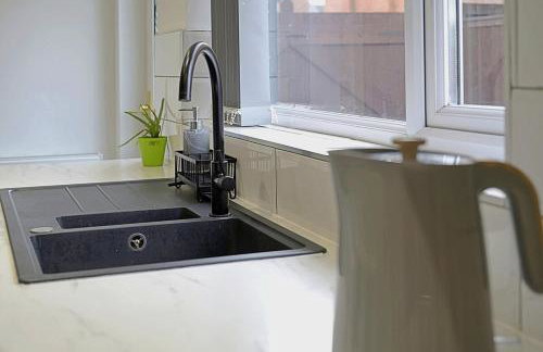 Comfortable 3-Bed Home - Driveway Parking - Foto 37