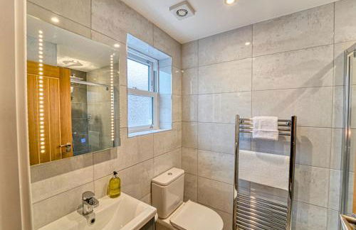 3 Bed House with Office Space in Coventry, by ARP Homes, Central, Driveway & Garage, Garden, Ideal for Contractors, Families & Long stays - Foto 20