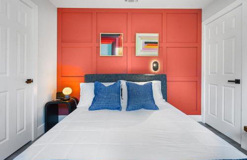 Modern 3BR Retreat with Fun Yard, Mini-Golf, Hot Tub & BBQ Dining Deck - Foto 34