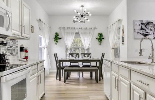 Stunning 5 bedroom pool home in gated community minutes from Disney - Foto 17