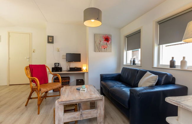 Cozy Holiday Home 3 Minutes From the Beach! - Photo 6