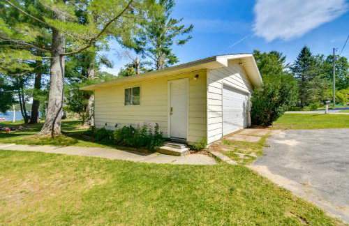 Lakefront Retreat with Pedal Boat and Dock in Kalkaska - Foto 28
