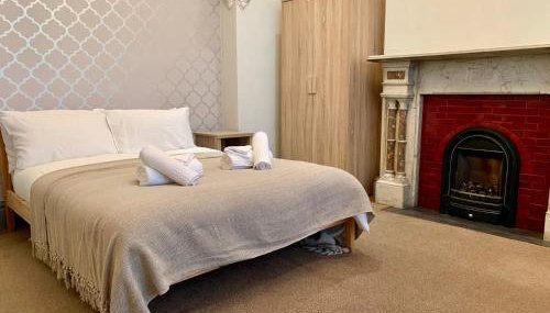 6BR Home with Parking Near Wolverhampton - Photo 3