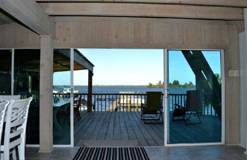 Beautifully Decorated Waterfront Chalet Rental in Grant, Florida - Photo 19