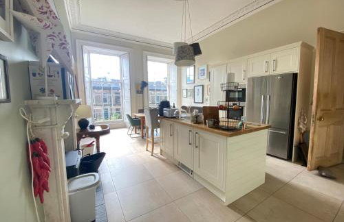 Georgian 4 Bedroom 3 Bathroom New Town Apartment - Foto 8