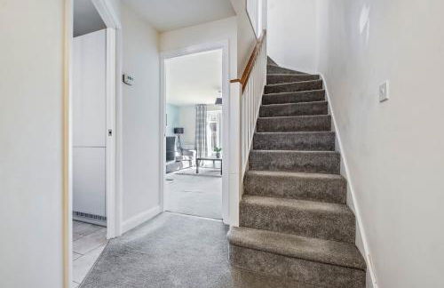 Beautiful and comfortable home away from home with free parking, fast wifi and white crisp hotel standard linen hosted by Our Home Short Stays - Photo 37