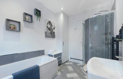 Spacious 4BR on Leafield Rd - Photo 21